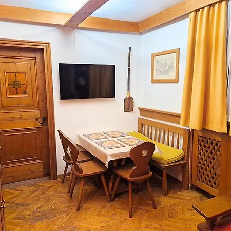 Apartman Ht - Ciasa Ca'mora Nel Centro Di